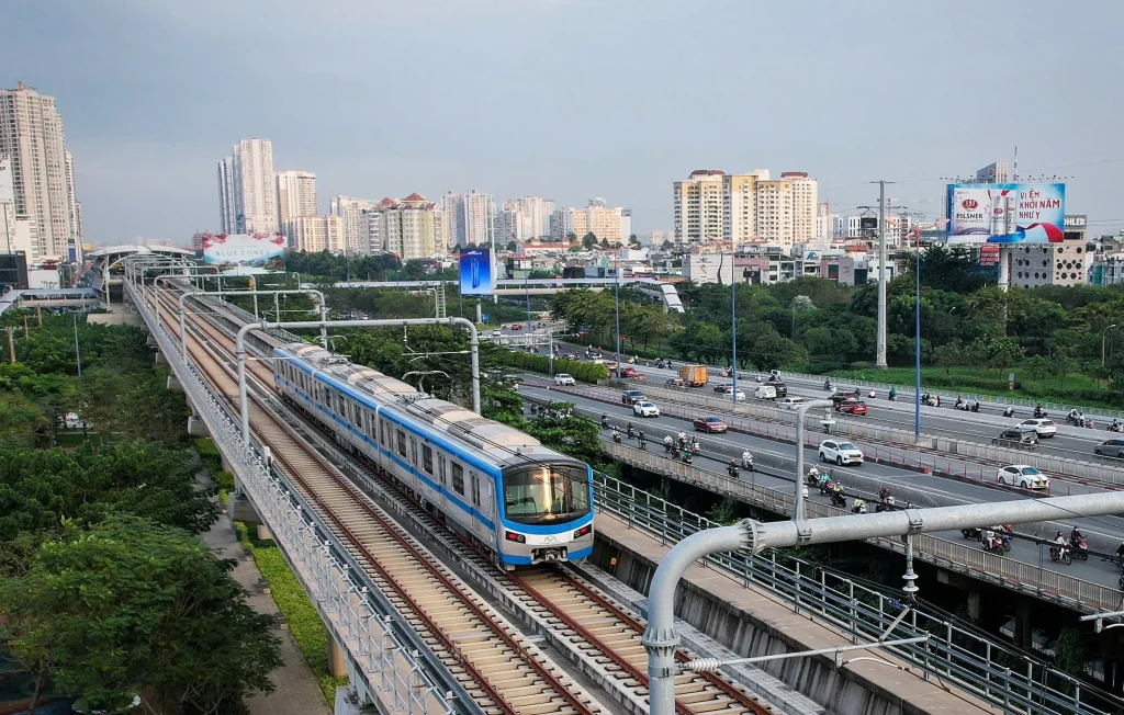Tàu Metro Số 1 TP.HCM chạy trên đoạn đường sắt trên cao