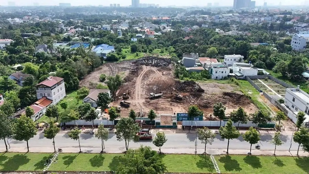 Góc nhìn toàn cảnh từ trên cao khu đất dự án The Emerald Riverpark đã được san lấp mặt bằng và quây hàng rào tôn chuẩn bị cho giai đoạn thi công