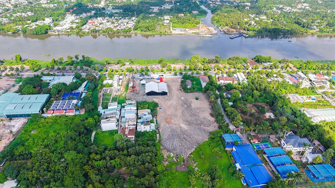 Toàn cảnh thực tế khu đất dự án The Emerald Riverpark ôm trọn bờ sông Sài Gòn xanh mát, thể hiện vị trí đắc địa kề sông cận thủy