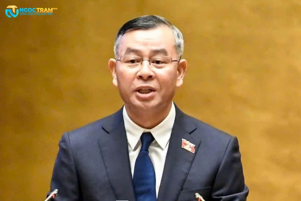 Bộ trưởng Bộ Tài chính Ngô Văn Tuấn phát biểu tại hội trường.