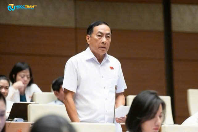 Đại biểu Phạm Văn Hòa, Đoàn ĐBQH tỉnh Đồng Tháp, phát biểu tại hội trường Quốc hội.