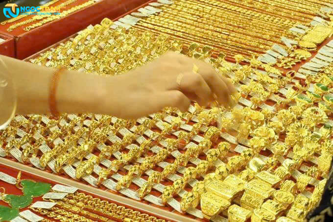 Giá vàng trang sức trong nước ngày 20-8 có sự điều chỉnh so với buổi sáng.