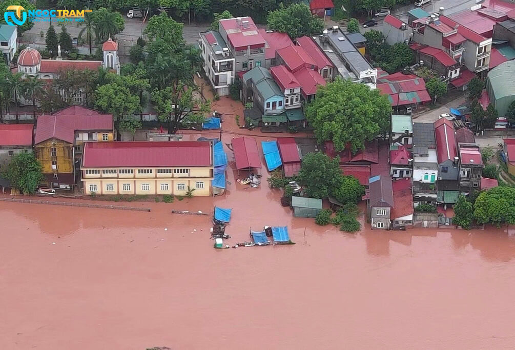 Khu dân cư tại Lạng Sơn ngập sâu trong nước lũ sau mưa lớn.