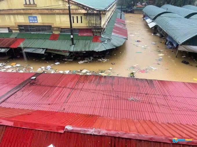 Nước lũ sông Kỳ Cùng tràn vào chợ Giếng Vuông, tỉnh Lạng Sơn, ngày 22-8.