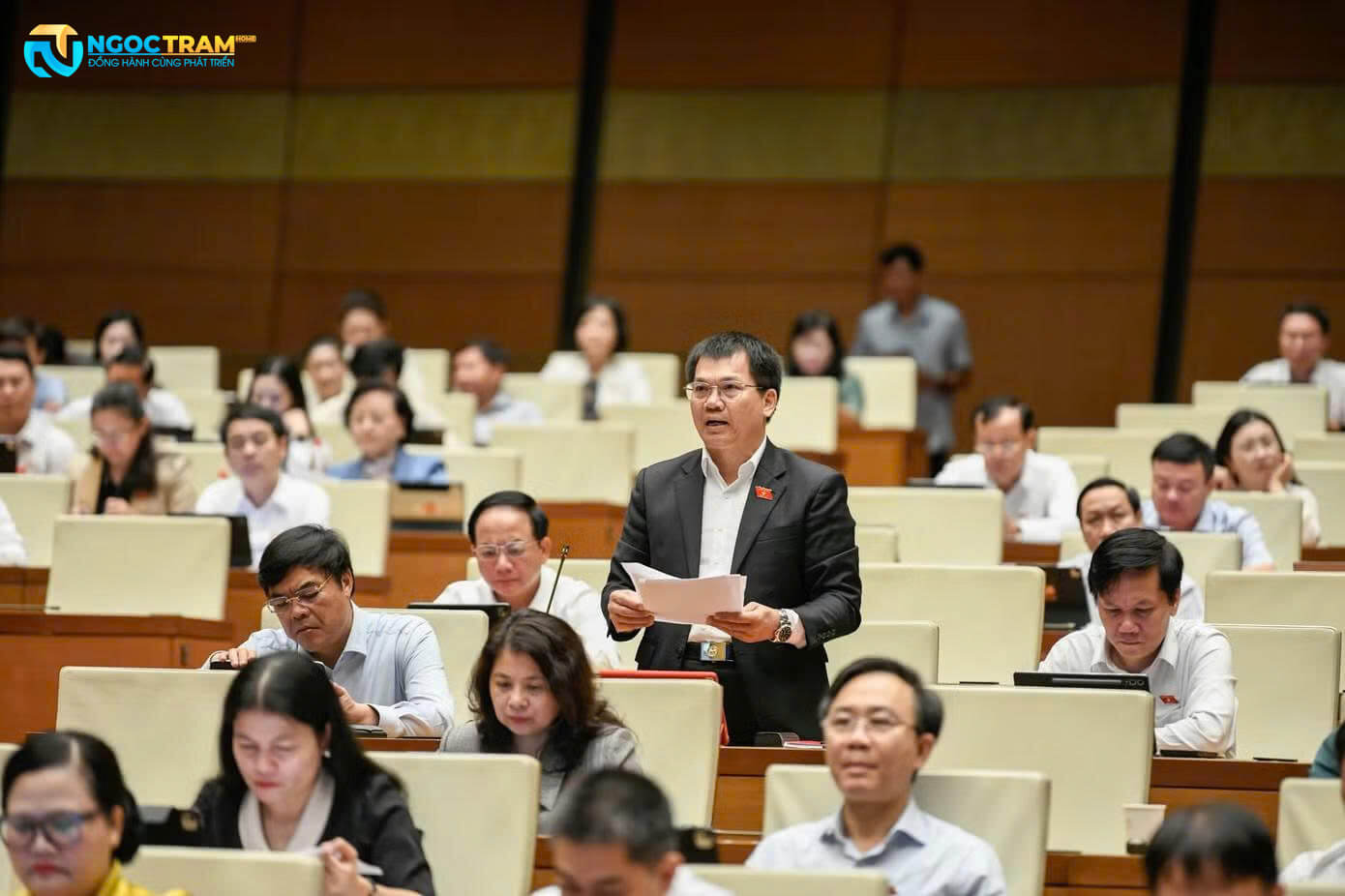 Đại biểu Dương Khắc Mai, đoàn Lâm Đồng, phát biểu tại hội trường.