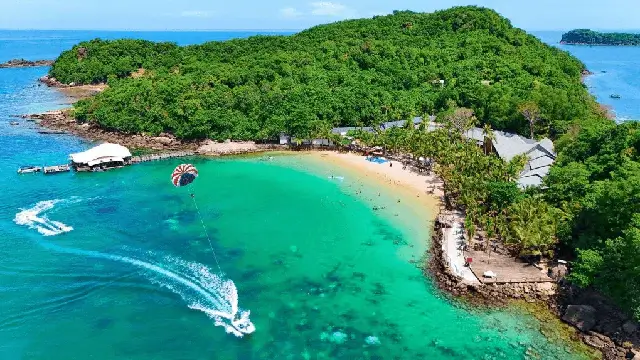 Toàn cảnh đảo biển xanh trong vắt với trò chơi dù lượn cano tại Phú Quốc