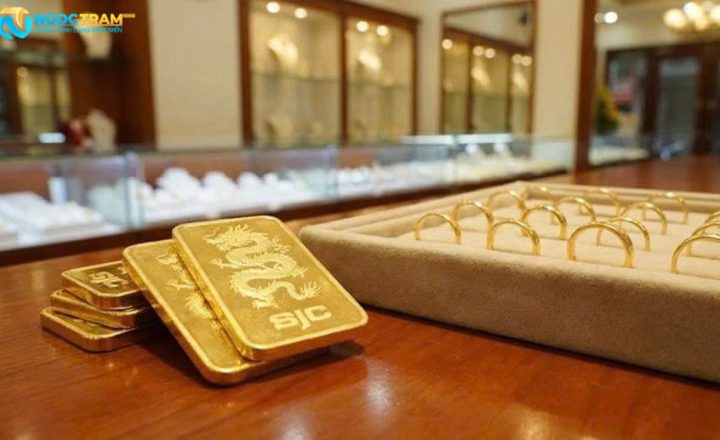 Vàng miếng SJC và trang sức vàng tại cửa hàng