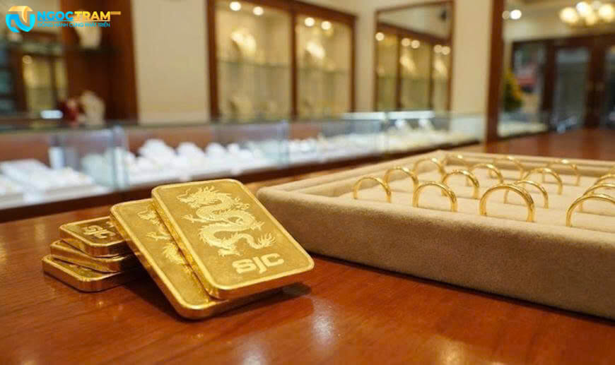 Vàng miếng SJC và trang sức vàng tại cửa hàng