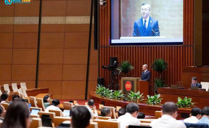 Quang cảnh phiên họp tại hội trường Quốc hội, Bộ trưởng Bộ Tài chính Ngô Văn Tuấn đang phát biểu.