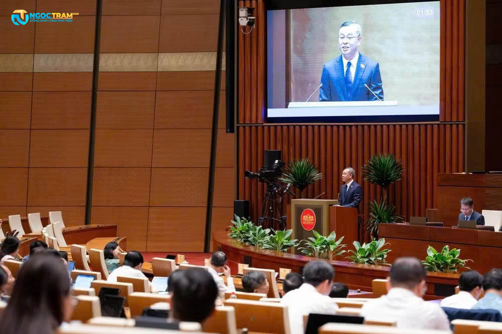 Quang cảnh phiên họp tại hội trường Quốc hội, Bộ trưởng Bộ Tài chính Ngô Văn Tuấn đang phát biểu.