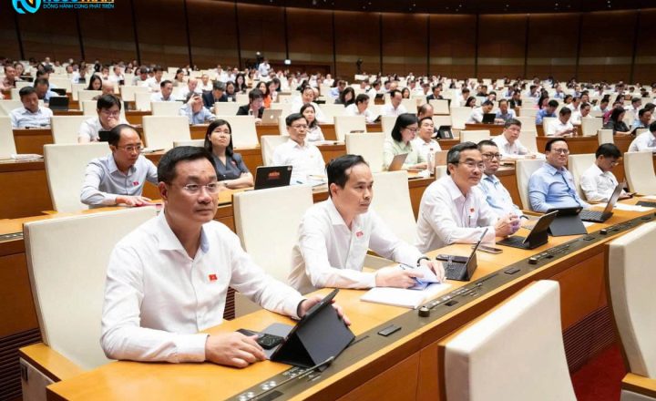 Các đại biểu Quốc hội tham gia thảo luận tại hội trường.