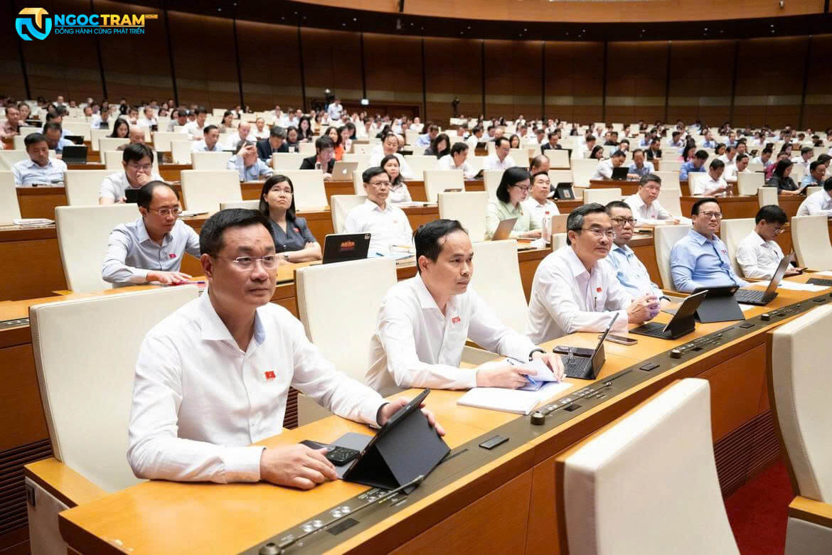 Các đại biểu Quốc hội tham gia thảo luận tại hội trường.