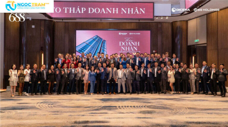 Đội ngũ ban lãnh đạo và đối tác chụp ảnh lưu niệm tại sự kiện của The Collection 688 Bình Dương